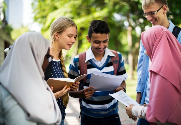 Eine Gruppe verschiedener Teenager