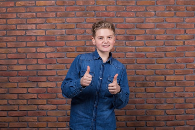 Foto eine gruppe verspielter, gemischtrassiger, jugendlicher kinder in trendiger freizeitkleidung, die spaß haben, während sie vor hellem hintergrund im studio stehen