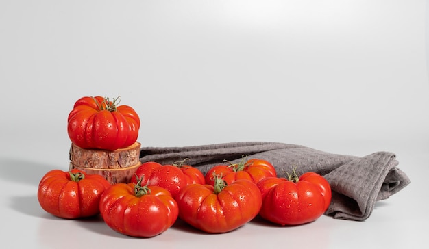 Eine Gruppe von Costoluto großen Tomaten auf einem grauen Hintergrund Textilraum für Text