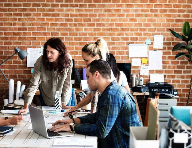Eine Gruppe von Creatives mit einem Meeting