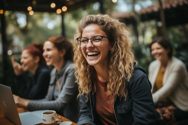 Eine Gruppe von Frauen sitzt mit einer Tasse Kaffee an einem Tisch und lächelt.