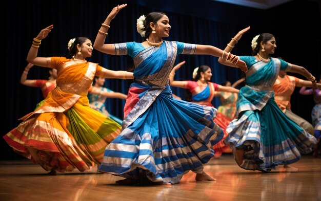 eine Gruppe von Frauen tanzt auf einer Bühne mit einer, die ein farbenfrohes Kleid trägt