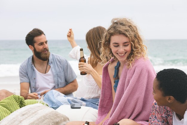 Eine Gruppe von Freunden am Strand