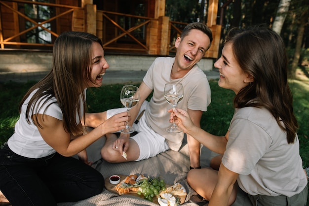 Foto eine gruppe von freunden bei einem picknick im wald, die spaß haben