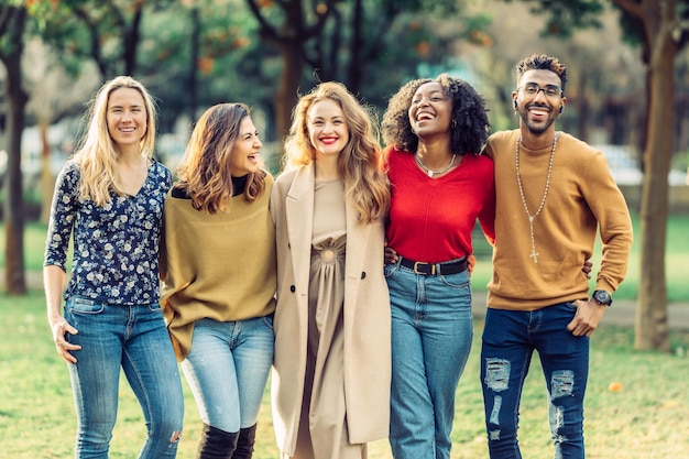 Eine Gruppe von Freunden, die sich in den Armen des anderen amüsieren. Feminismus