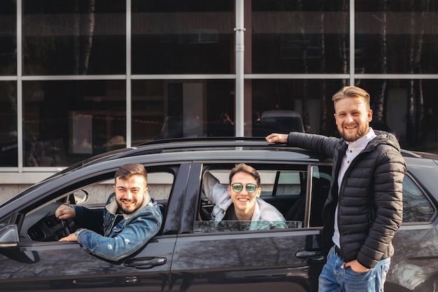 Eine Gruppe von Freunden, die Spaß im Auto haben.