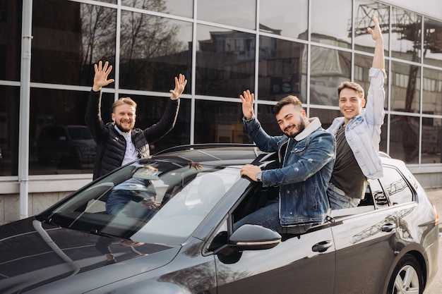 Eine Gruppe von Freunden, die Spaß im Auto haben.