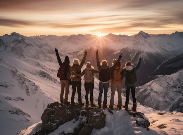 Foto eine gruppe von freunden geht mit den armen auf einem schneebedeckten bergfelsen.