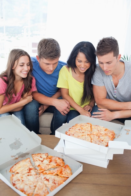 Eine Gruppe von Freunden im Begriff, Pizza zu essen