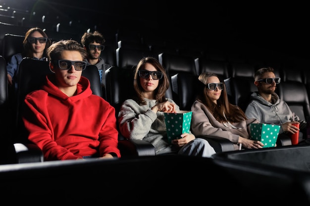 Eine Gruppe von Freunden kam ins Kino Leute essen Popcorn 3D-Film