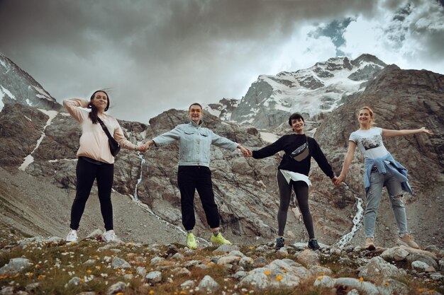 Foto eine gruppe von freunden kletterte hoch in die berge