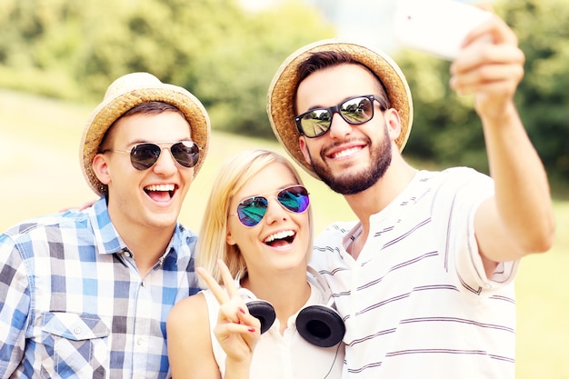 eine Gruppe von Freunden macht ein Foto im Park