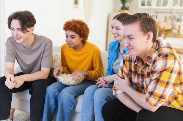 Eine Gruppe von Freunden schaut sich ein Fußball-Fußballspiel im Fernsehen an und freut sich über die Fußballfans, die feiern