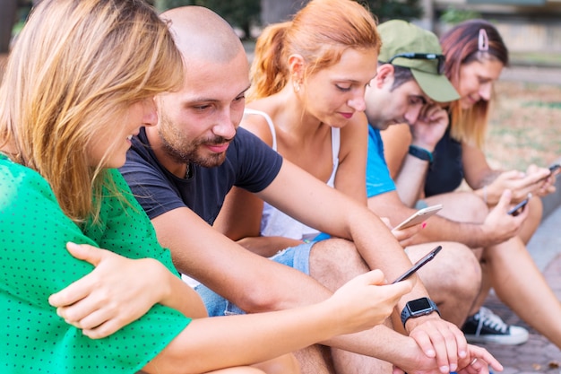 Eine Gruppe von Freunden schaut sich ein Smartphone an