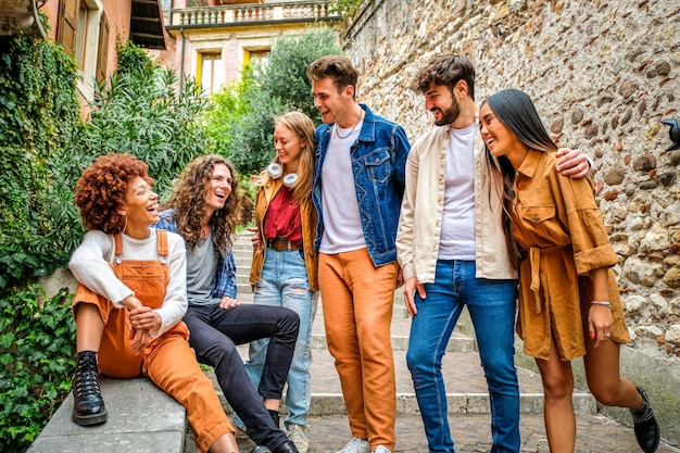 Eine Gruppe von Freunden steht auf der Straße