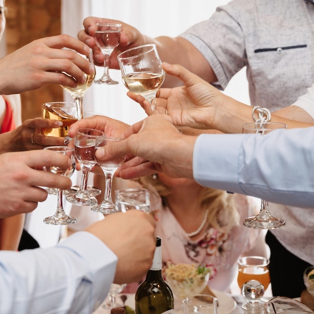 Eine Gruppe von Freunden stößt mit Wein an und feiert den Feiertag