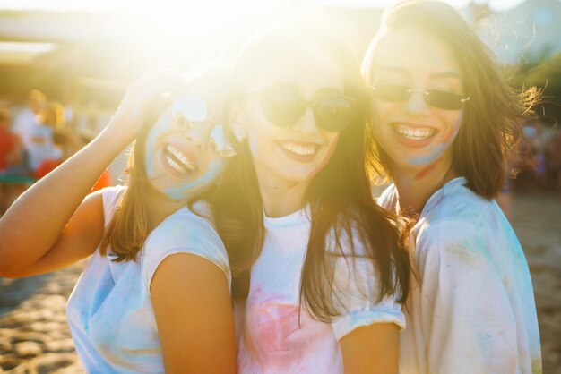 Eine Gruppe von Freunden tanzt beim Holi-Festival. Freundschaft, Freizeit, Urlaub, Zusammensein