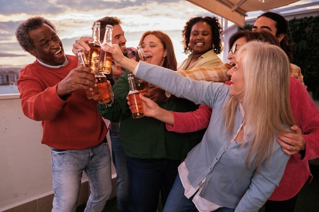 Eine Gruppe von Freunden trinkt auf der Terrasse eines Hauses, um das Konzept zu feiern.