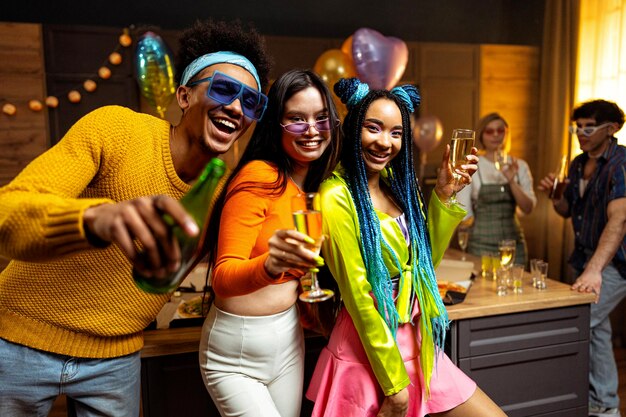 Eine Gruppe von Freunden veranstaltet am Neujahrsabend zu Hause eine Party