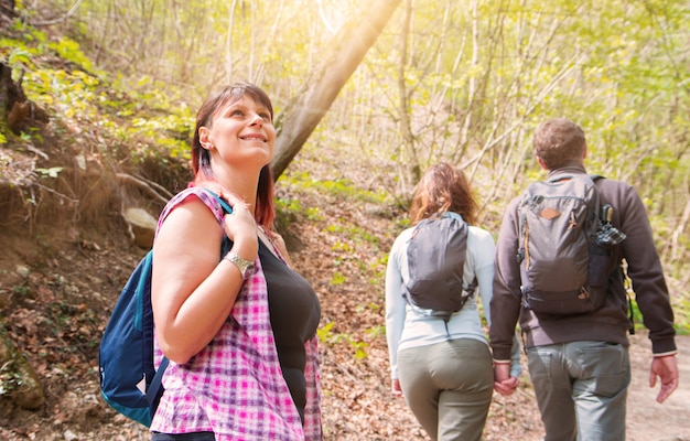 Eine Gruppe von Freunden wandern im Wald