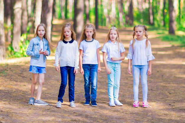 Eine Gruppe von fünf Mädchen unter freiem Himmel im Wald