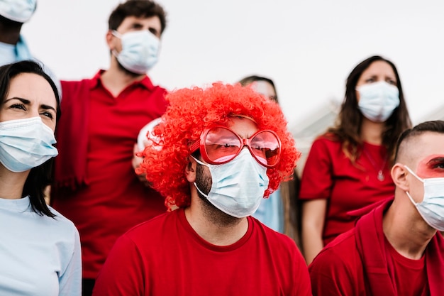 Foto eine gruppe von fußballspielern mit gesichtsmaske, die das spiel beobachtete, konzentrierte sich