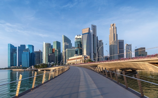 Eine Gruppe von Gebäuden in der Innenstadt von Singapur