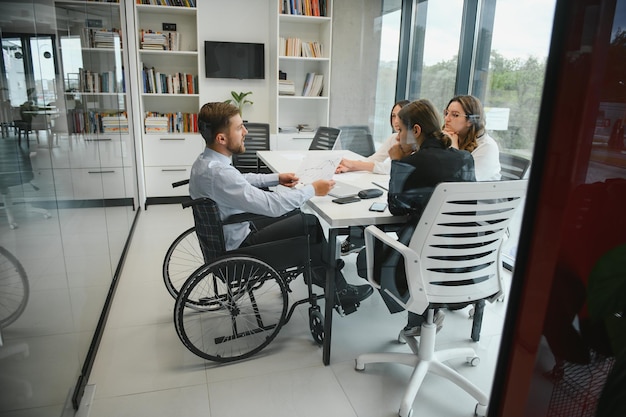 Eine Gruppe von Geschäftsleuten arbeitet während eines festgelegten Teammeetings im modernen Teamwork-Konzept des Büros zusammen