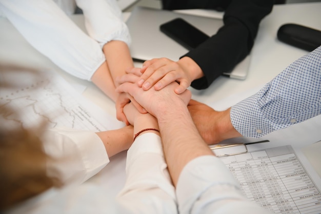 Eine Gruppe von Geschäftsleuten arbeitet während eines festgelegten Teammeetings im modernen Teamwork-Konzept des Büros zusammen