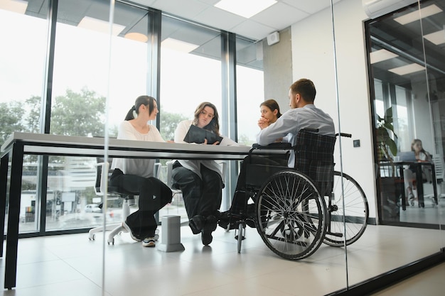 Eine Gruppe von Geschäftsleuten arbeitet während eines festgelegten Teammeetings im modernen Teamwork-Konzept des Büros zusammen