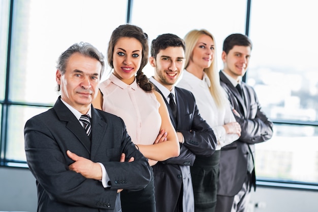 Eine Gruppe von Geschäftsleuten, die im Büro über die Politik des Unternehmens diskutieren.