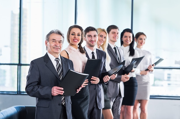 Eine Gruppe von Geschäftsleuten, die im Büro über die Politik des Unternehmens diskutieren.