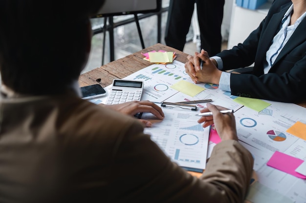 Eine Gruppe von Geschäftsleuten führt im Besprechungsraum ein Brainstorming durch und bespricht aktuelle Finanz- und Wirtschaftsfragen zu Unternehmensinvestitionspapieren