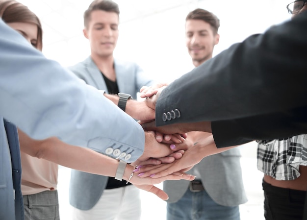 Foto eine gruppe von geschäftsleuten mit gestapelten händen, die einheit und teamwork zeigen