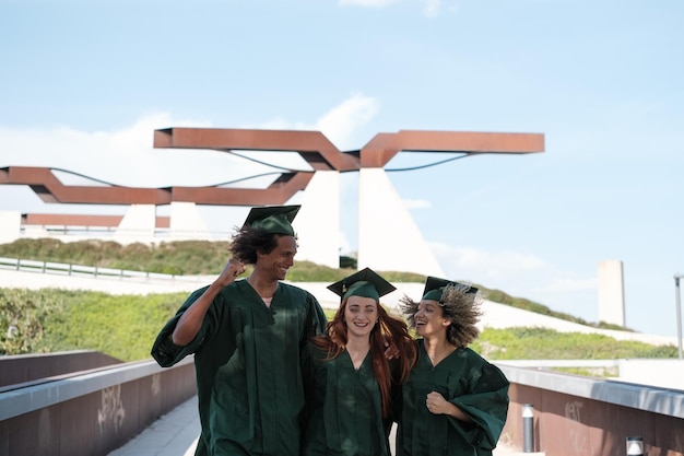 Eine Gruppe von Hochschulabsolventen ist am Abschlusstag glücklich und feiert gemeinsam den Erfolg. Konzeptstudie zur Verbesserung des Wachstums