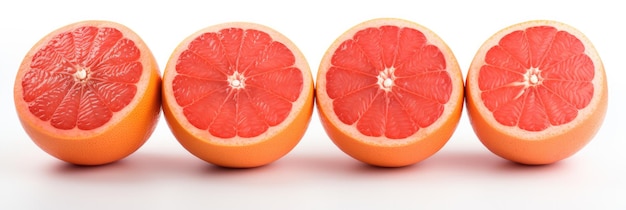 Eine Gruppe von in zwei Teile geschnittenen Grapefruits auf einem weißen Hintergrund