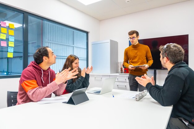 Eine Gruppe von Ingenieuren während eines Treffens im Büro einer CNC-Fabrik