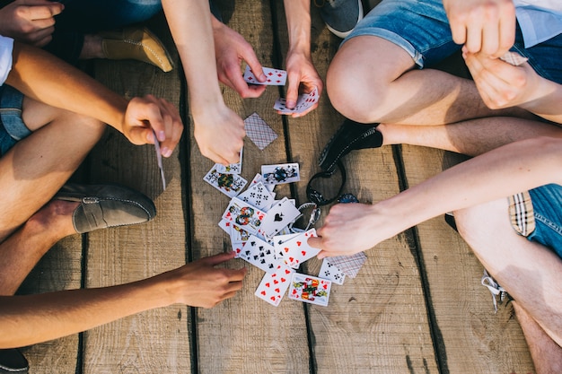 Foto eine gruppe von jungs, die karten spielen, ansicht von oben