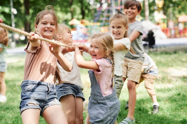 Eine Gruppe von Kindern, die an der Schleppkämpfe spielen