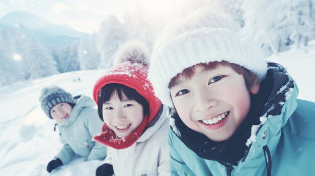 Eine Gruppe von Kindern, die im Schnee spielen