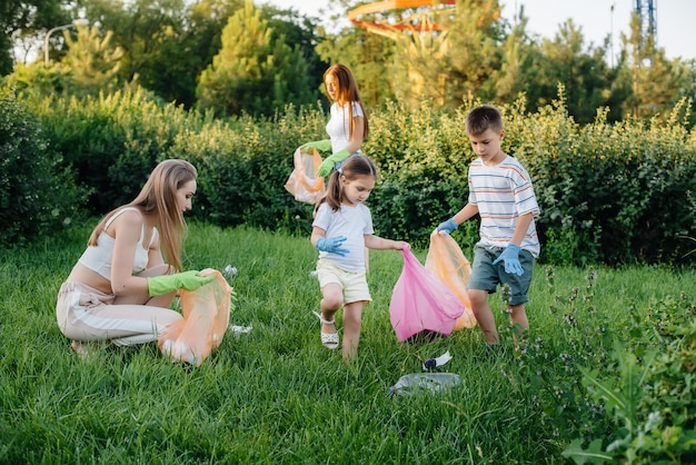 Eine Gruppe von Kindern mit ihren Eltern beschäftigt sich mit der Müllabfuhr.