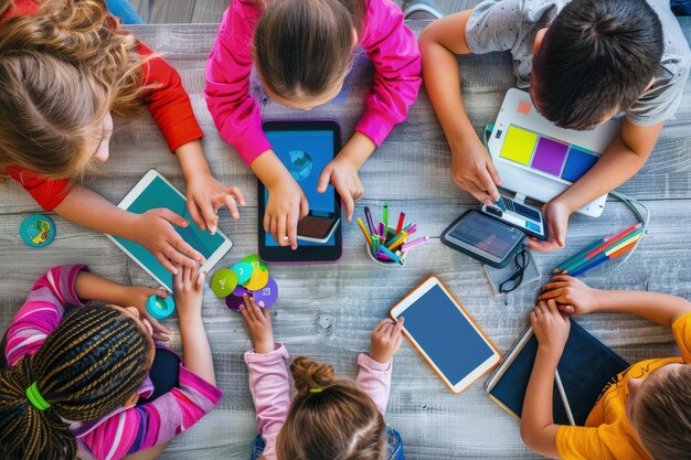 Foto eine gruppe von kindern sitzt an einem tisch mit tablet-computern