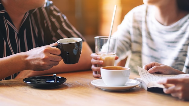 Eine Gruppe von Leuten hat es genossen, im Café zusammen zu reden, zu lesen und Kaffee zu trinken