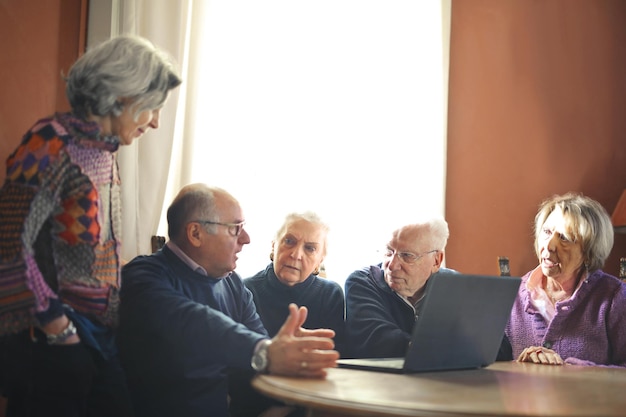 eine Gruppe von Leuten ist um einen Laptop herum versammelt