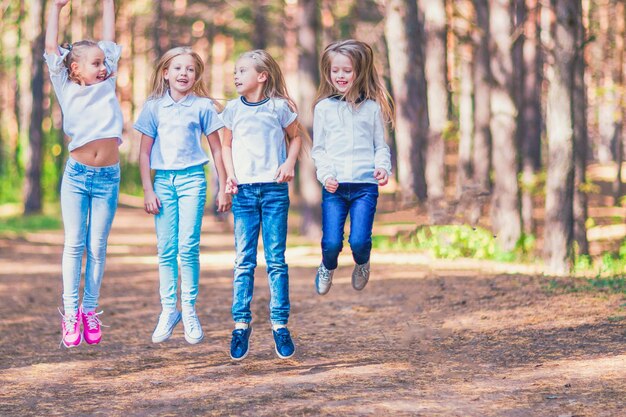 Eine Gruppe von Mädchen, die sich im Wald vergnügen