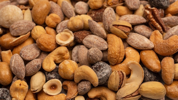 Eine Gruppe von Mandeln, Pistazien, Walnüssen, Macadamia-Cashews