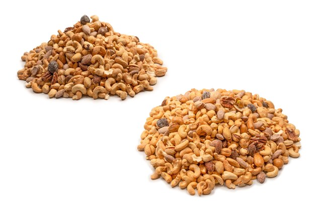 Eine Gruppe von Mandeln, Pistazien, Walnüssen, Macadamien, Cashews