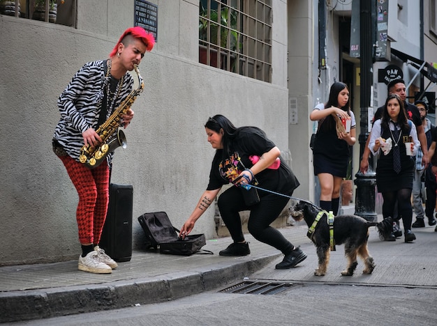 Eine Gruppe von Menschen, die an der Seite stehen, geht mit einem Hund an der Leine