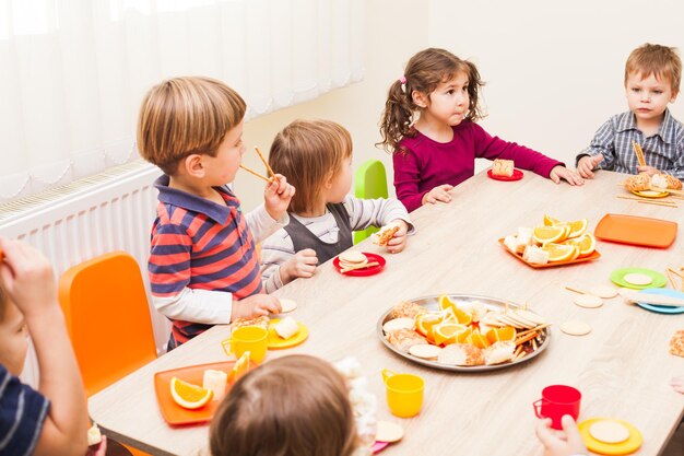 Eine Gruppe von Menschen, die an einem Tisch sitzen