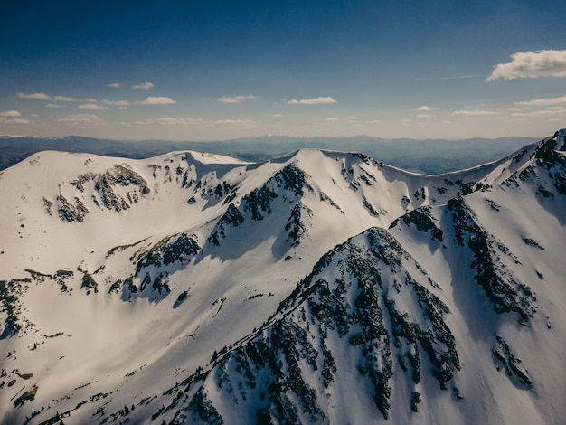 Eine Gruppe von Menschen, die auf einem schneebedeckten Berg stehen